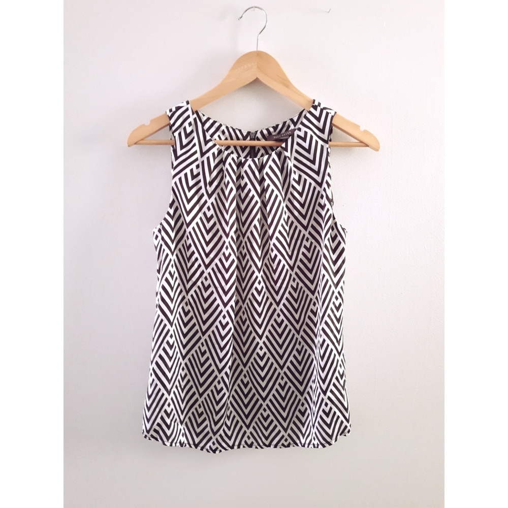 ✨3/$15 🆕Suzy Shier | Chevron Print Top